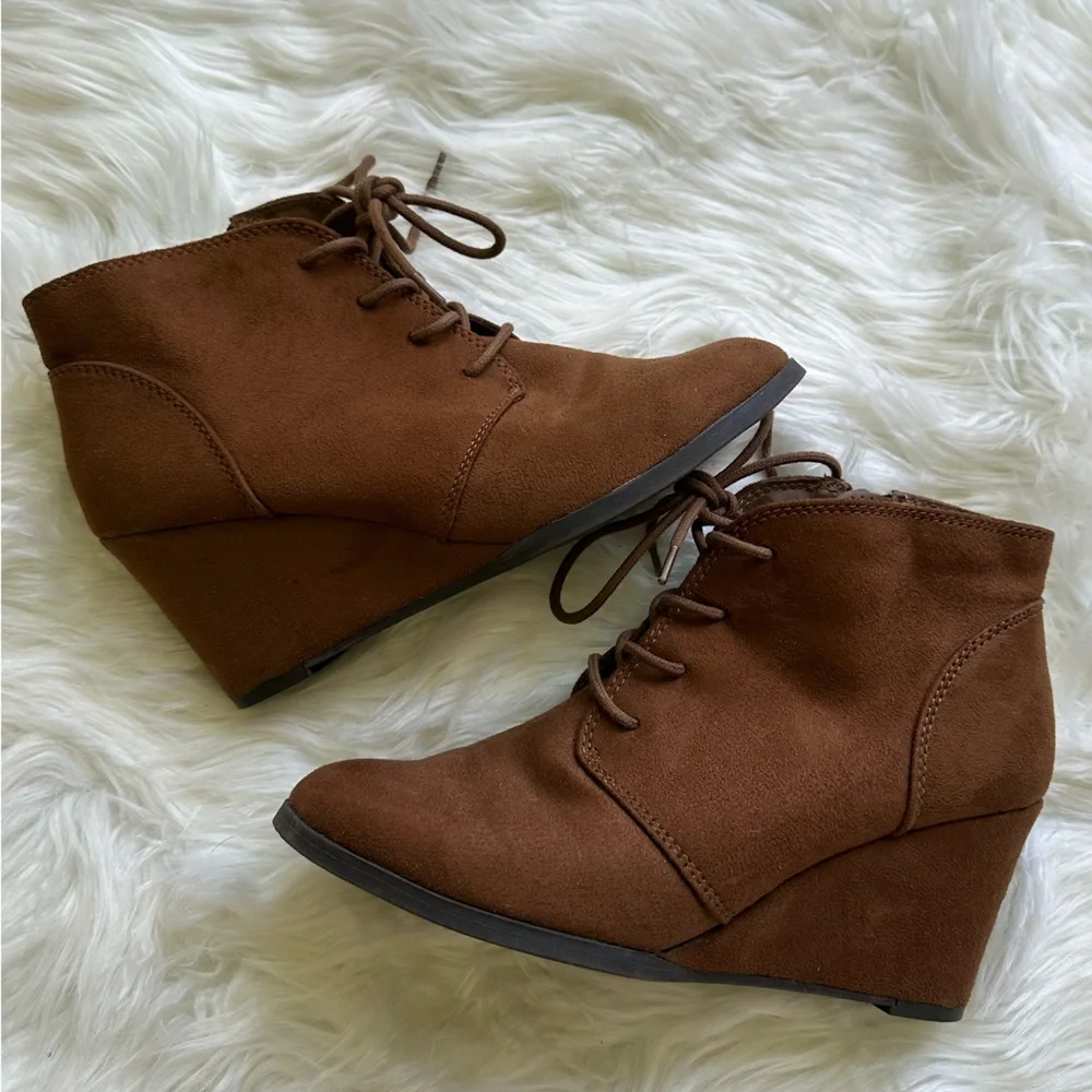 American Rag size 8 faux suede tan wedge heel booties cute